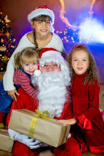 Babbo Natale e gruppo di ragazze con regali di Natale — Foto Stock