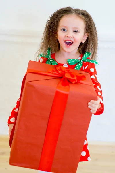 Gelukkig klein meisje met de doos van de gift van Kerstmis — Stockfoto