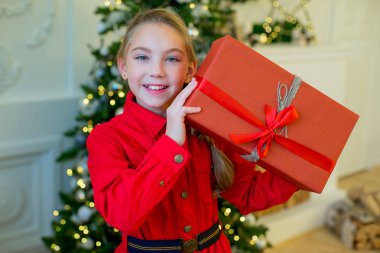 Küçük kızla mutlu Noel hediye kutusu