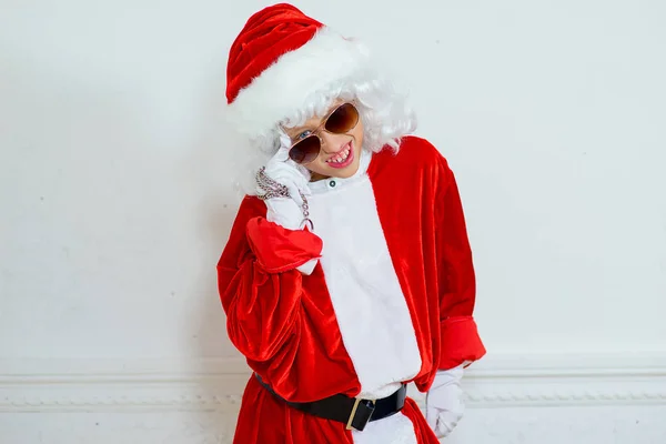 Menino fingindo que ele é um mau Pai Natal — Fotografia de Stock