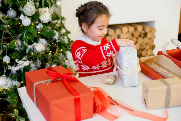 Kid preparing gifts for christmas — Stock Photo, Image