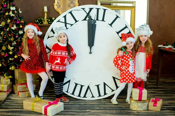 Όμορφα μικρά κορίτσια με ένα μεγάλο ρολόι — Φωτογραφία Αρχείου