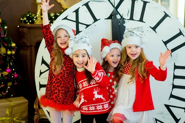 Όμορφα μικρά κορίτσια με ένα μεγάλο ρολόι — Φωτογραφία Αρχείου
