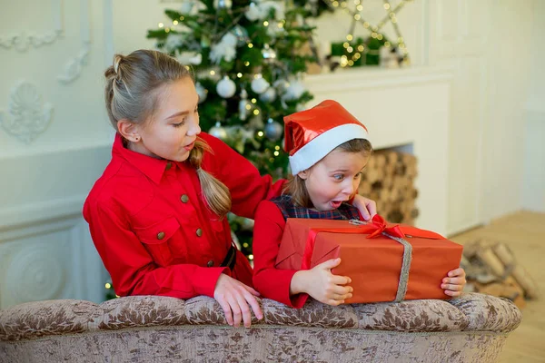 Bambine felici con scatola regalo di Natale — Foto Stock