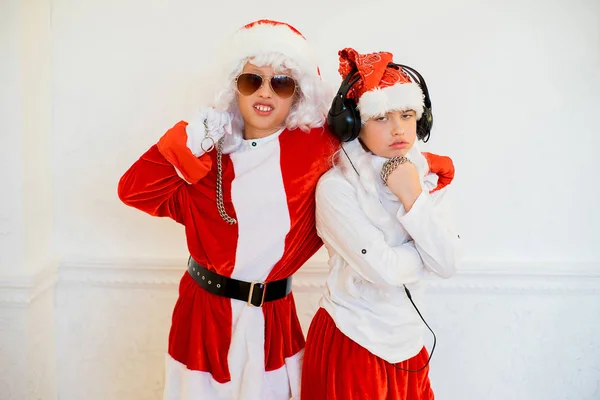 Dwóch chłopców, udając, że jest on Bad Santa — Zdjęcie stockowe