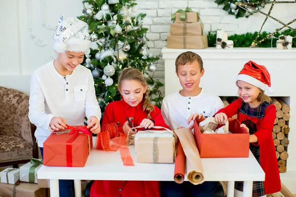 Grupo de crianças preparando presentes para o Natal — Fotografia de Stock