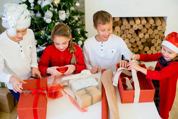 Grupo de crianças preparando presentes para o Natal — Fotografia de Stock