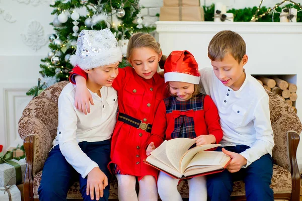 Τα παιδιά που διαβάζοντας ένα βιβλίο ιστορίας για την περίοδο των Χριστουγέννων — Φωτογραφία Αρχείου