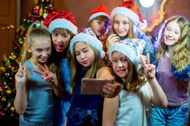 Noel Kutlamaları neşeli genç kız grubu. Selfie