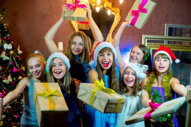 Noel Kutlamaları neşeli genç kız grubu. Hediyeler
