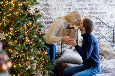 Noel dekorasyon vardır, kız için bir hediye yaparken adam