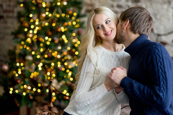 Šťastný pár milenců v pulovry dávají navzájem dárky — Stock fotografie