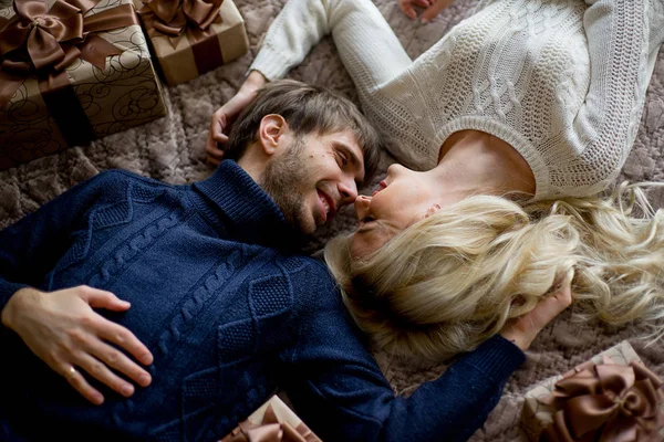 Счастливая парочка влюблённых в свитерах смотрит друг на друга — стоковое фото