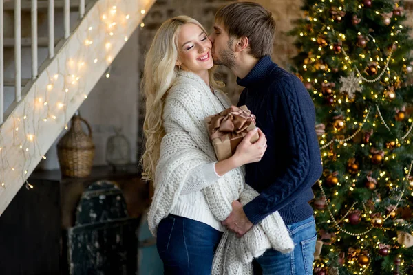 Homem fazendo um presente de Natal para a menina bonita — Fotografia de Stock