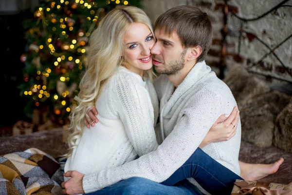 Šťastný pár milenců v pulovry podívat navzájem sedí — Stock fotografie