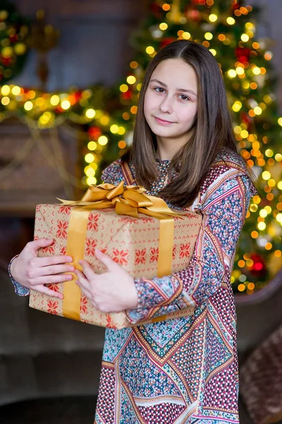 Mooi meisje met kerstcadeau — Stockfoto