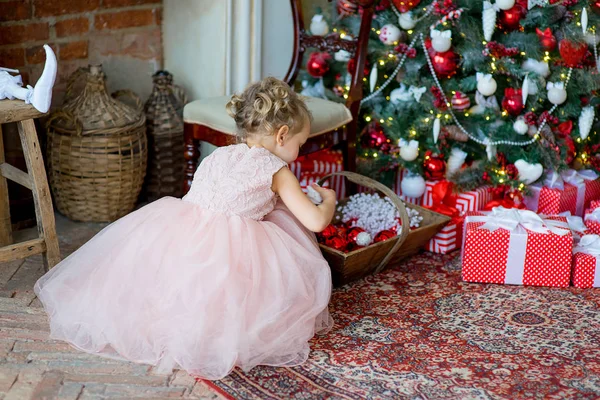 Liten flicka Dekorera julgran hemma — Stockfoto