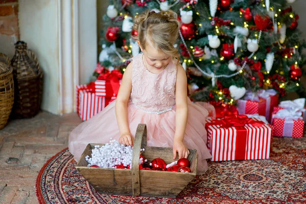 Menina olha para decorações de Natal — Fotografia de Stock