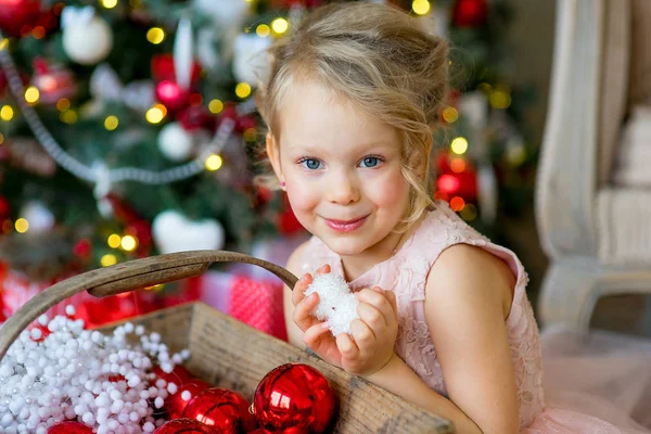 Petite fille regarde décorations de Noël — Photo