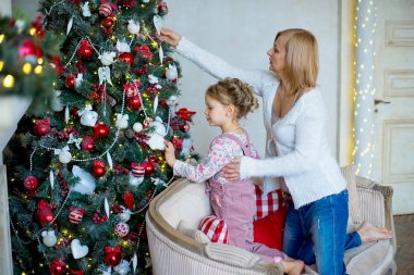 Noel ağacı süsleme büyükanne ile kız