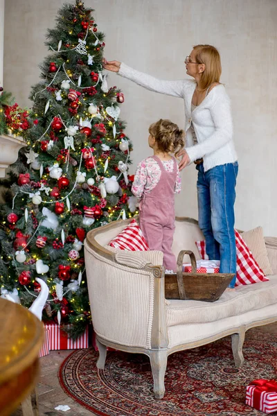 Mädchen mit Großmutter schmückt Weihnachtsbaum — Stockfoto
