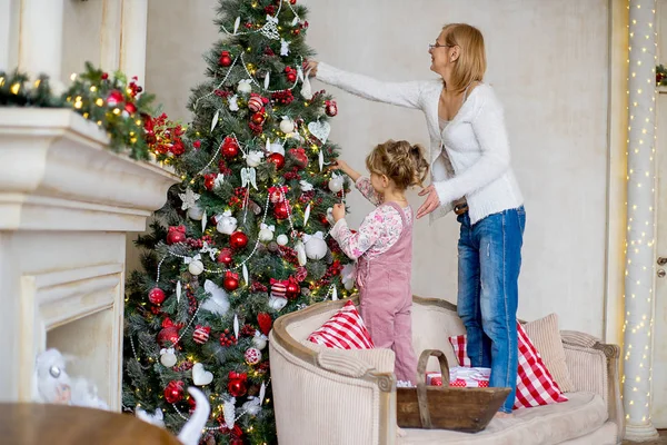 Mädchen mit Großmutter schmückt Weihnachtsbaum — Stockfoto