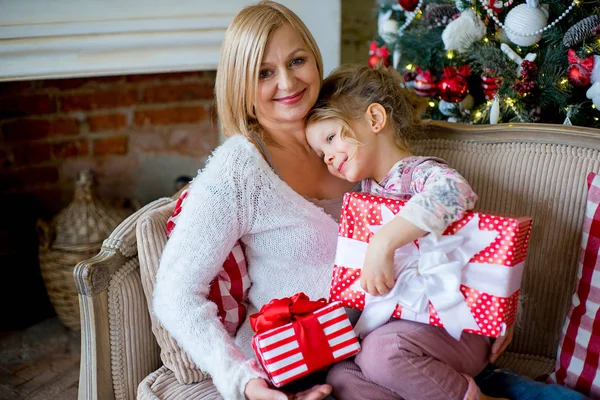 Flicka och mormor med julklappar — Stockfoto