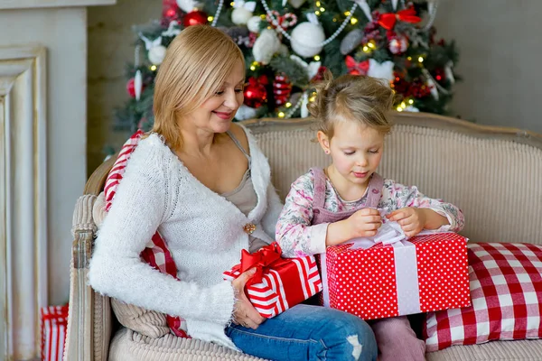 Mädchen und Großmutter mit Weihnachtsgeschenken — Stockfoto