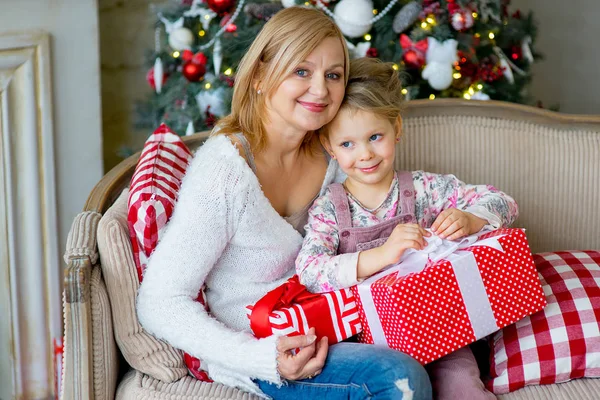 Mädchen und Großmutter mit Weihnachtsgeschenken — Stockfoto