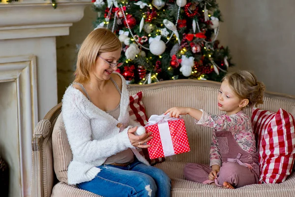 Mädchen und Großmutter mit Weihnachtsgeschenken — Stockfoto