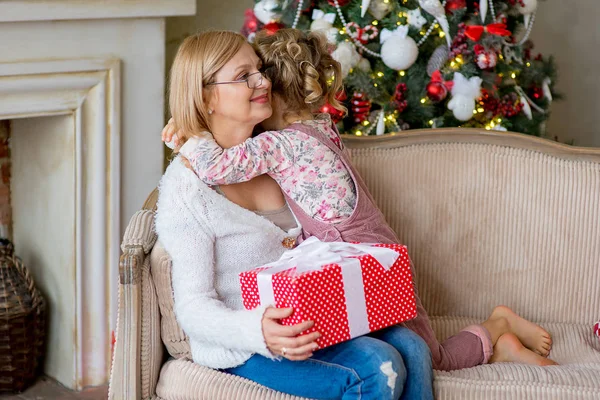 Mädchen und Großmutter mit Weihnachtsgeschenken — Stockfoto