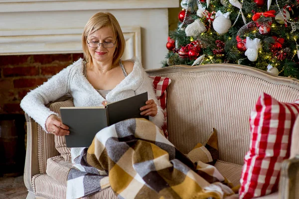 Babcia relaksujący na kanapie przed rodzinne Boże Narodzenie — Zdjęcie stockowe