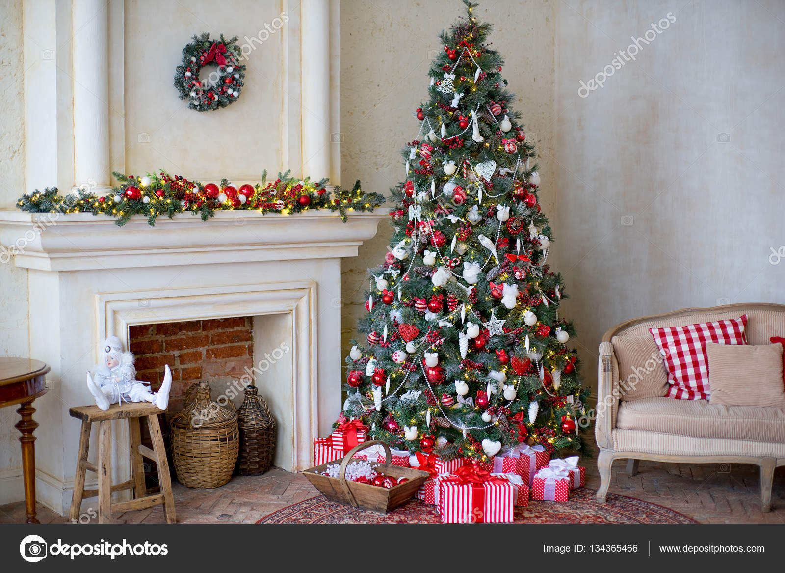 白と赤の色で装飾されたスタイリッシュなクリスマス インテリア — ストック写真 © Lenanichizhenova 134365466