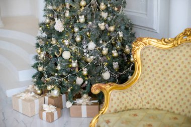 Şık Noel iç altın ve beyaz renklerde dekore edilmiştir.