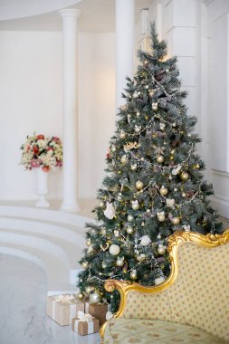 Şık Noel iç altın ve beyaz renklerde dekore edilmiştir.