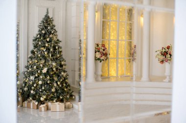 Şık Noel iç altın ve beyaz renklerde dekore edilmiştir.