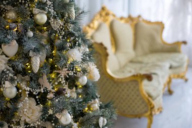 Şık Noel iç altın ve beyaz renklerde dekore edilmiştir.