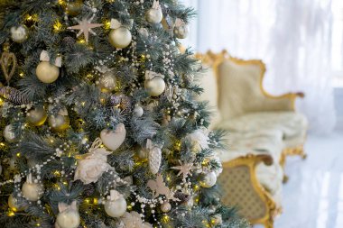 Şık Noel iç altın ve beyaz renklerde dekore edilmiştir.