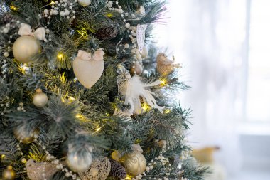 Şık Noel iç altın ve beyaz renklerde dekore edilmiştir.