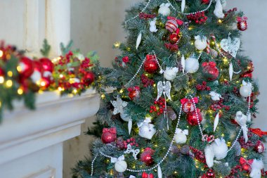 Şık Noel iç beyaz ve kırmızı renklerde dekore edilmiştir.