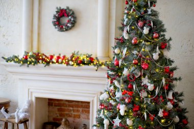Şık Noel iç beyaz ve kırmızı renklerde dekore edilmiştir.