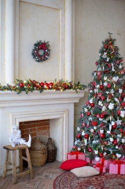 Şık Noel iç beyaz ve kırmızı renklerde dekore edilmiştir.