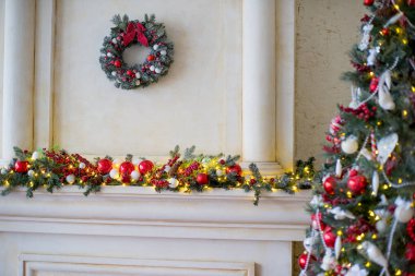 Şık Noel iç beyaz ve kırmızı renklerde dekore edilmiştir.