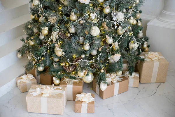 Interior de Natal elegante decorado em cores brancas e douradas — Fotografia de Stock