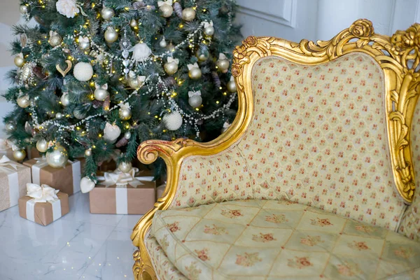 Şık Noel iç altın ve beyaz renklerde dekore edilmiştir. — Stok fotoğraf