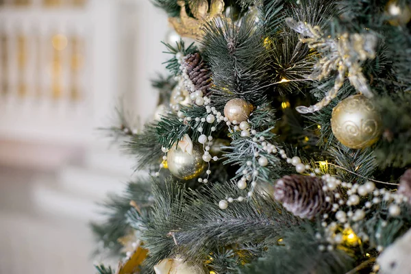 Interior de Natal elegante decorado em cores brancas e douradas — Fotografia de Stock