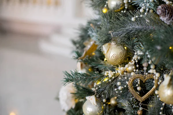 Stylowe wnętrza Boże Narodzenie urządzone są w kolorach białym i złotym — Zdjęcie stockowe