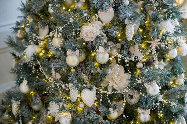 Intérieur élégant de Noël décoré dans des couleurs blanches et dorées — Photo