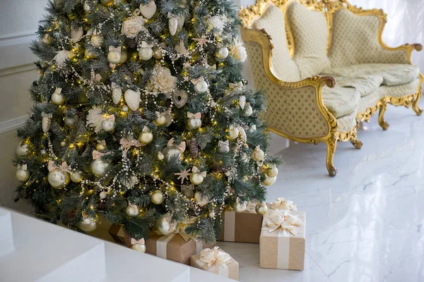 Interior de Natal elegante decorado em cores brancas e douradas — Fotografia de Stock