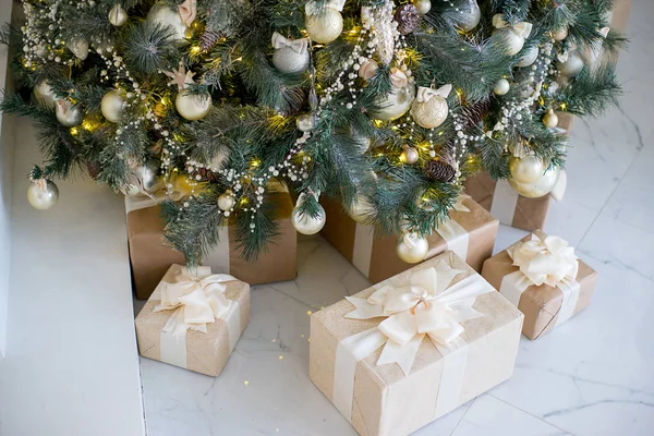 Stylové vánoční interiéry zařízené v bílé a zlaté barvě — Stock fotografie